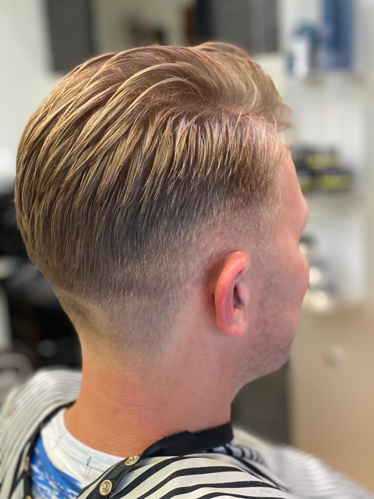Maschinenschnitt im Sevilla Barbershop – echtes Foto